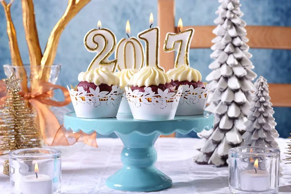 冬テーマのテーブルセッティングの新年 2017年カップケーキ — ストック写真