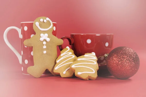 Gingerbread man with red polka dot coffee mug — Stock Photo, Image
