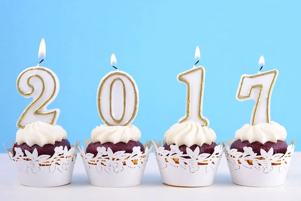 Feliz Ano Novo cupcakes com velas 2017 — Fotografia de Stock