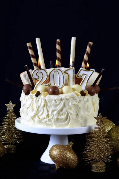 Szczęśliwego nowego roku biały tort czekoladowy — Zdjęcie stockowe