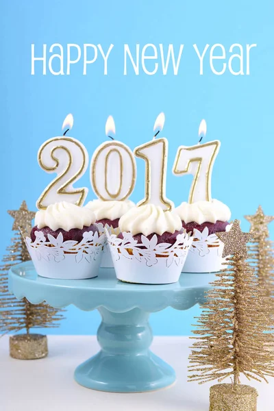 Feliz Ano Novo cupcakes com velas 2017 — Fotografia de Stock