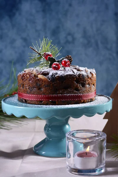 Tavolo festivo con torta di frutta natalizia in stile inglese — Foto Stock