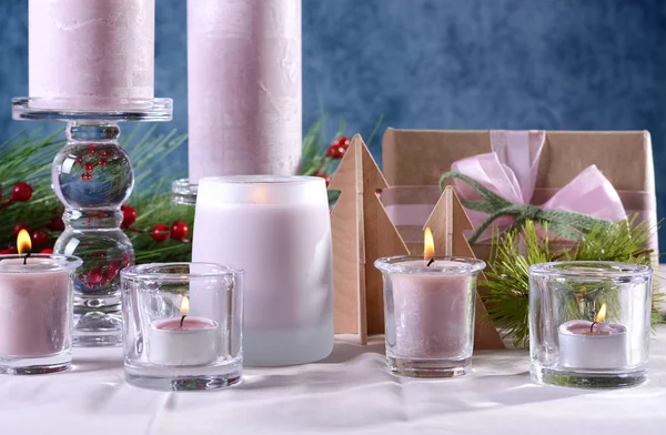 Navidad glamorosa festiva mesa de Navidad con cand rosa —  Fotos de Stock