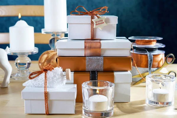 Feestelijke kerst koper en wit geschenken — Stockfoto