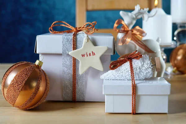 Navidad festiva de cobre y regalos blancos —  Fotos de Stock