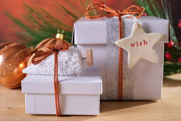 Świąteczna Boże Narodzenie miedzi i białe prezenty — Zdjęcie stockowe