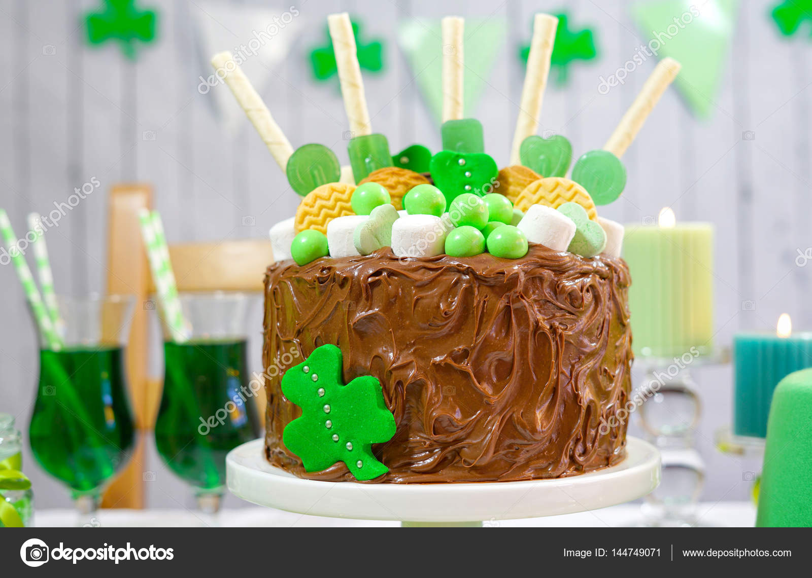 Mesa de fiesta de San Patricio con pastel de chocolate — Foto de stock  #144749071 © amarosy, image size:1600x1140