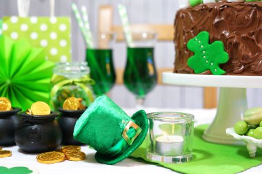 St Patricks günü parti tablo ile çikolatalı kek