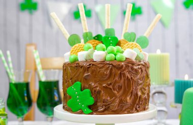 St Patricks günü parti tablo ile çikolatalı kek