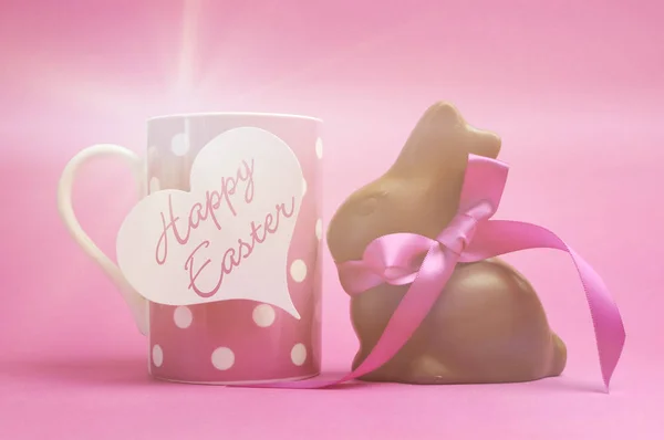 Joyeuse tasse à café rose à pois de Pâques avec lapin chocolat . — Photo