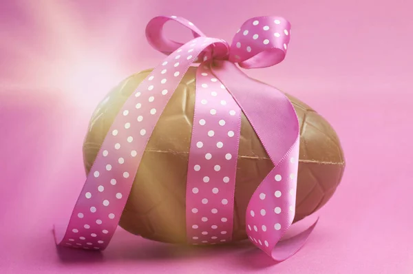 Velké čokoládové velikonoční vajíčko — Stock fotografie