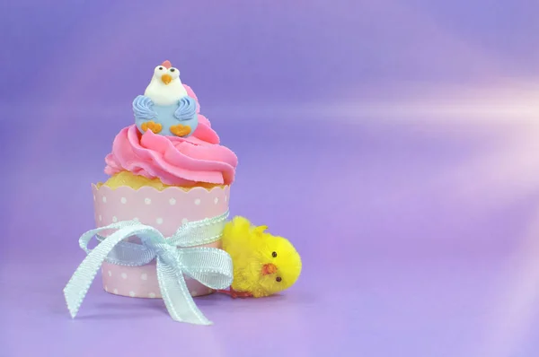 幸せなイースターのピンク、黄色、青のカップケーキ — ストック写真