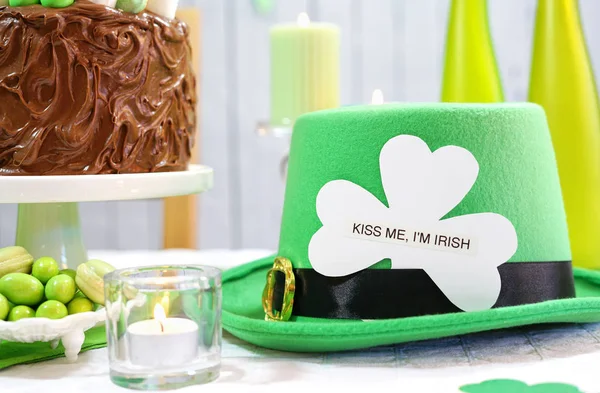 St Patricks Day Party Table com bolo de chocolate — Fotografia de Stock