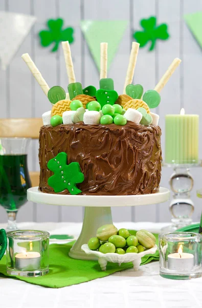 Mesa de fiesta de San Patricio con pastel de chocolate — Foto de Stock