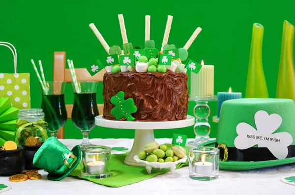 St Patricks Day Party Table con torta al cioccolato — Foto Stock