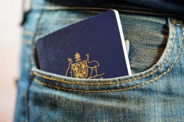 Kot pantolon cebinde Avustralya pasaportu. — Stok fotoğraf