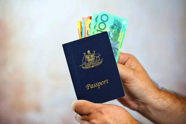 Avustralya para pasaport koyarak adam — Stok fotoğraf