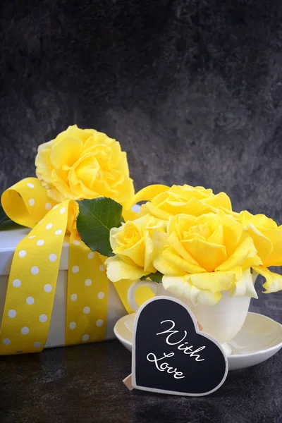 Μητέρες ημέρα κίτρινα τριαντάφυλλα — Φωτογραφία Αρχείου
