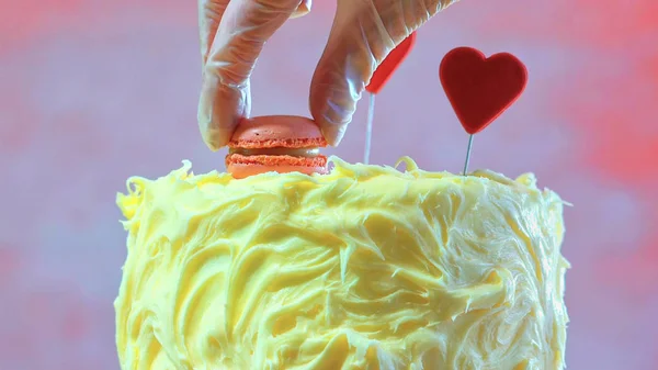 Vorbereitung und Dekoration der rosa Party-Torte. — Stockfoto