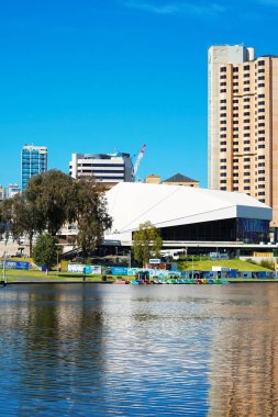 Adelaide Riverbank şehir manzarası dikey.