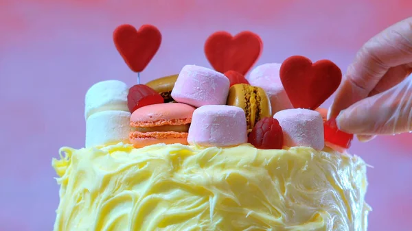 Preparación y decoración de pastel de fiesta rosa . —  Fotos de Stock