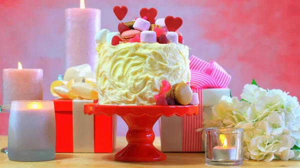 Preparación y decoración de mesa de fiesta rosa . — Foto de Stock