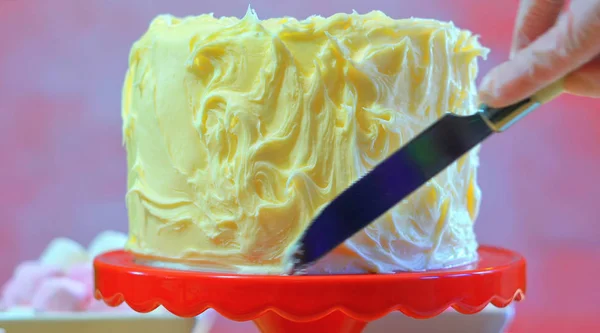 Preparazione e decorazione torta di partito rosa . — Foto Stock