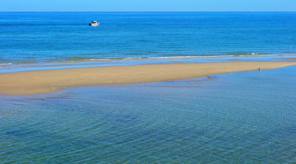 Sommaren beach bakgrund vid lågvatten — Stockfoto