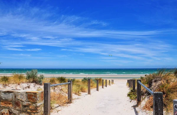 Vägen som leder ner till stranden — Stockfoto