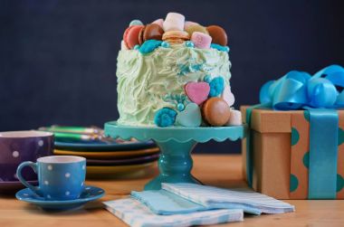 Babalar günü parti tablo pasta ve hediyeler ile.