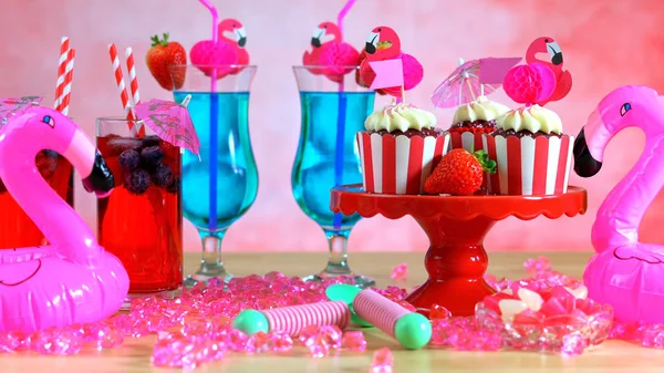 Summer party table with pink flamingo theme — Stock Photo, Image