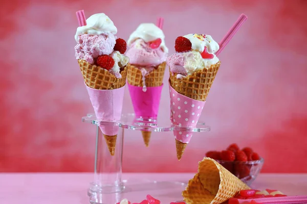 Coni di gelato rosa estivo — Foto Stock
