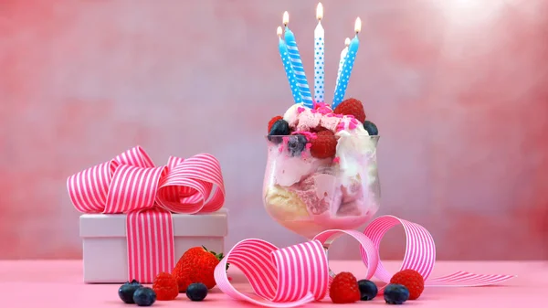 Crème glacée rose Sundae avec bougies d'anniversaire — Photo