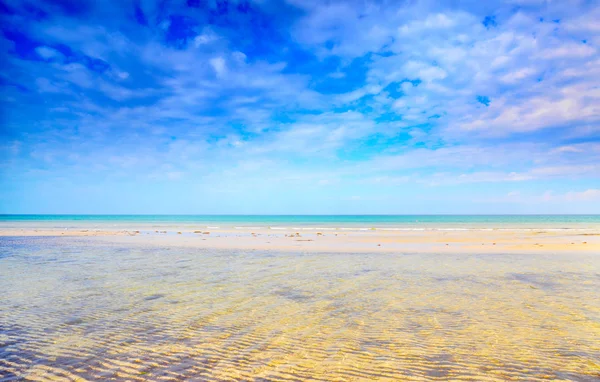 Uzun sığ ve sahilde kum dalgaların — Stok fotoğraf
