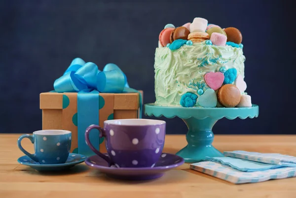 Fête des Pères table de fête avec gâteau et cadeaux . — Photo