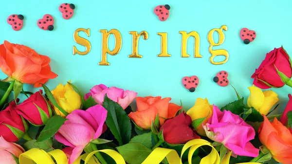 Frühling über Kopf mit schönen frischen Blumen — Stockfoto