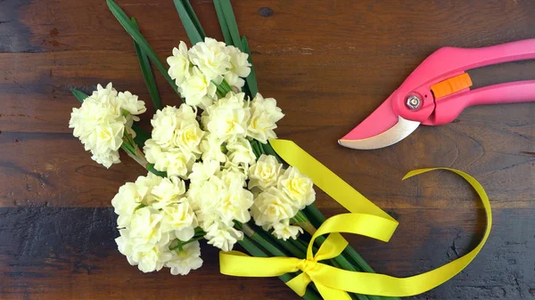 Sobrecarga de primavera con hermosas flores frescas — Foto de Stock