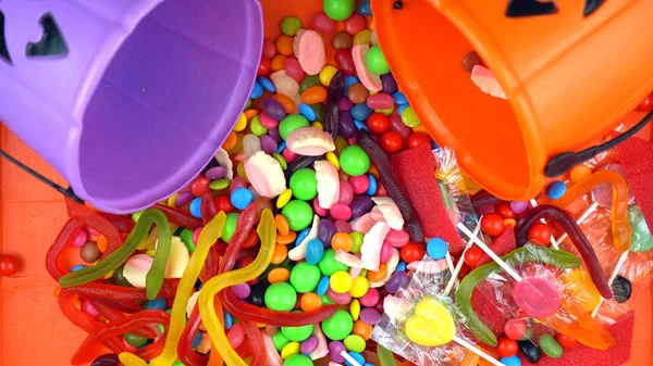 Halloween trik nebo léčbě candy režie jack-o lucernou kbelíky — Stock fotografie
