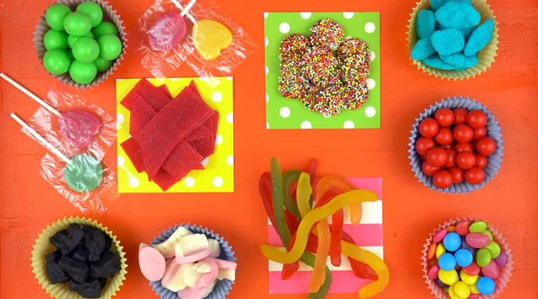 Halloween Trick or Treat candy overhead flat lay. — Stock Photo, Image