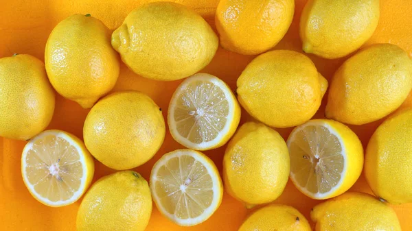 Limoni sul tavolo di legno giallo — Foto Stock