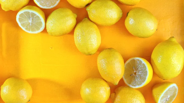 Лимоны на желтом столе — стоковое фото