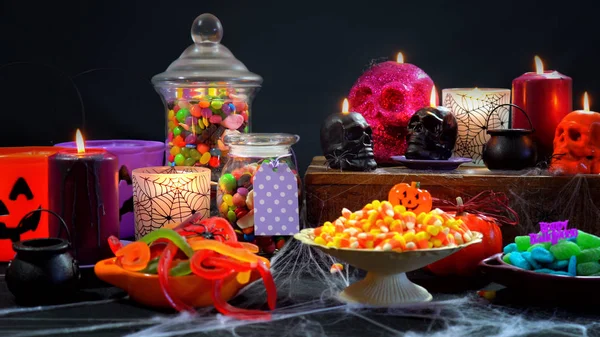हॅलोवीन युक्त्या किंवा पार्टी टेबलवर उपचार — स्टॉक फोटो, इमेज