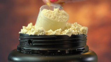 Konteyner besin takviyesi peynir altı suyu protein tozu.
