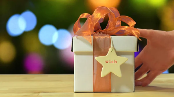 Regalo de Navidad envuelto en oro, cobre y blanco moderno —  Fotos de Stock