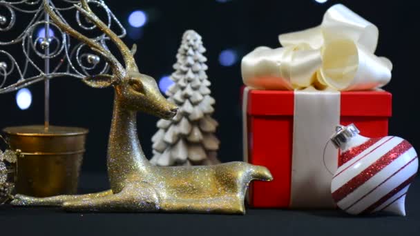 Neşeli Noel süslemeleri merkezinde natürmort — Stok video