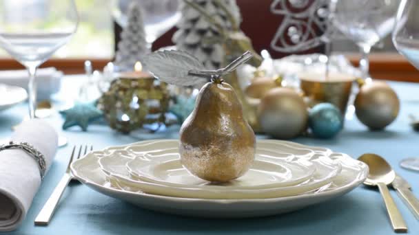 Κομψό μπλε, χρυσό και λευκό χριστουγεννιάτικο τραπέζι — Αρχείο Βίντεο