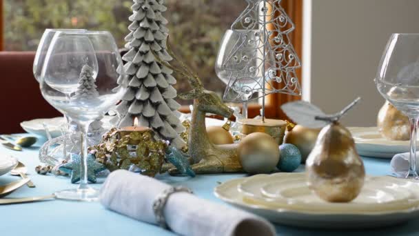 Elegante mesa de Navidad azul, oro y blanco — Vídeo de stock