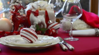 Şık kırmızı ve beyaz Noel masa 