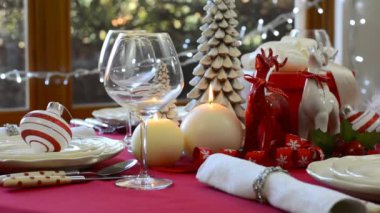 Şık kırmızı ve beyaz Noel masa 
