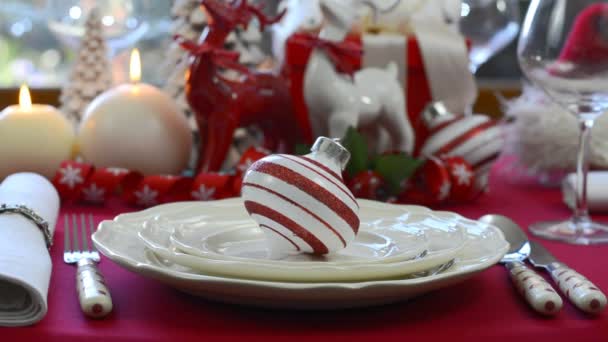 Elegante mesa de Navidad roja y blanca — Vídeo de stock